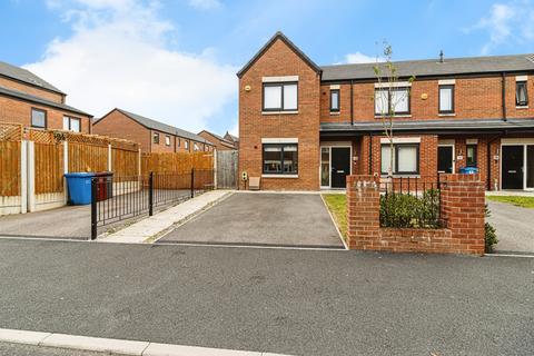 3 bedroom end of terrace house for sale, Berkshire Road, Manchester M40