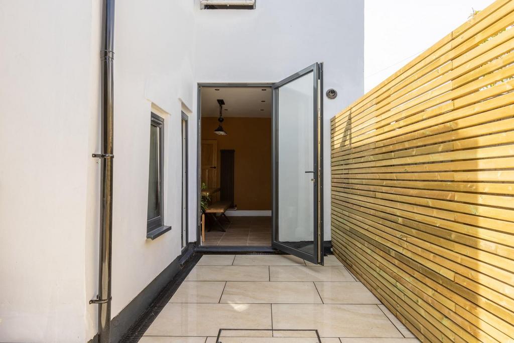 1 Sherbourne St, BS5-13.jpg