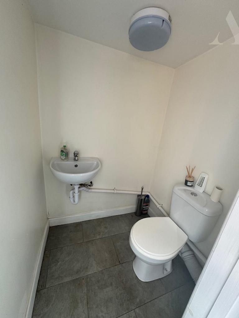 220 Old Croft Lane guest wc