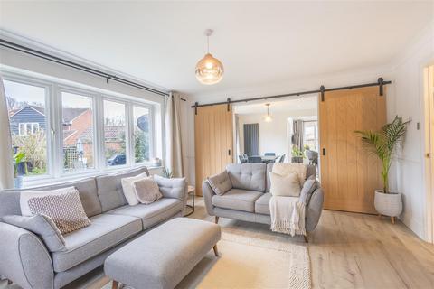 2 Riffhams, Brentwood, CM13 2TW
