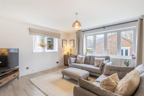 2 Riffhams, Brentwood, CM13 2TW