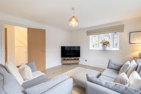 2 Riffhams, Brentwood, CM13 2TW