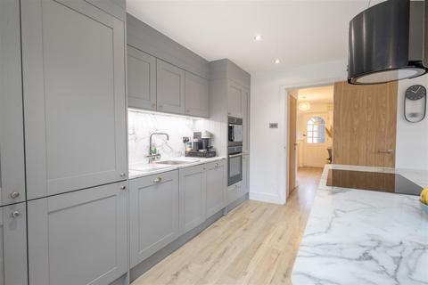 2 Riffhams, Brentwood, CM13 2TW