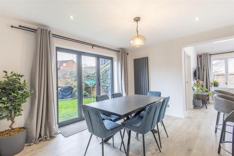 2 Riffhams, Brentwood, CM13 2TW