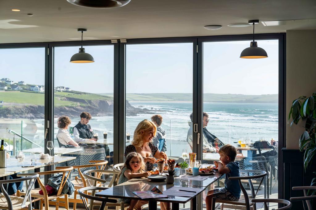 6667319669842 Restaurant-with-Olivia