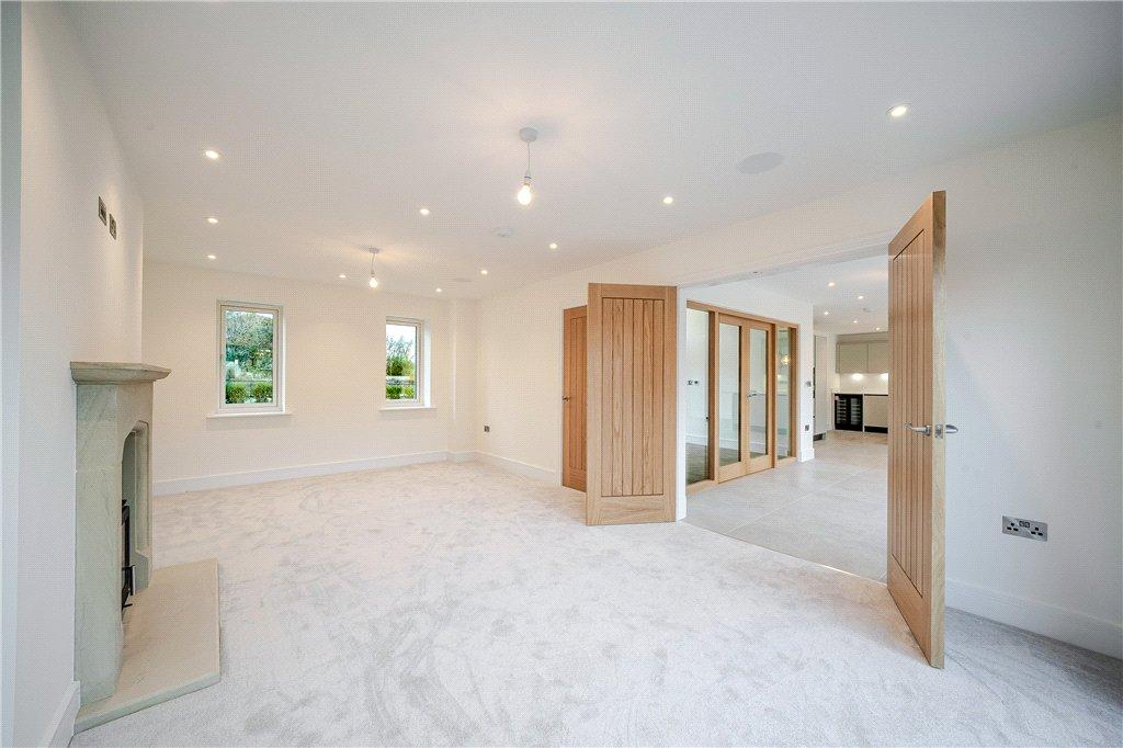 Lounge/Dining Area