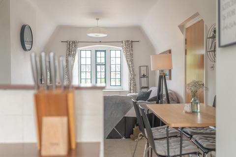 2 bedroom flat for sale, Drummers Keep, Barracks Square, SK11 8HH