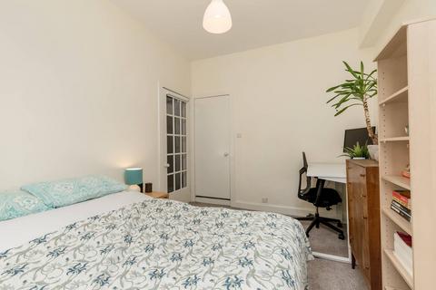 23/4 Upper Grove Place, Edinburgh, EH3 8AX