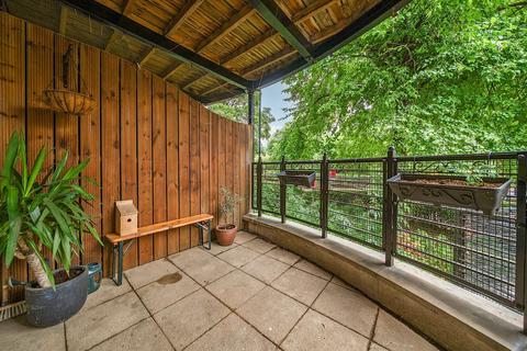 2 bedroom flat for sale, St. Georges Way, London, SE15