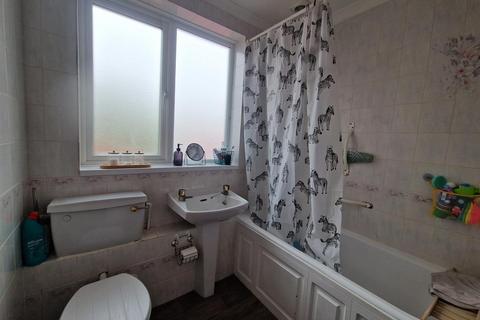 3 bedroom semi-detached bungalow to rent, Riverside Road, Newark