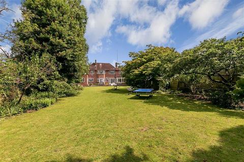 14 Roedean Crescent, London, SW15 5JU