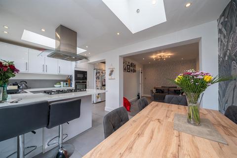 4 bedroom semi-detached house for sale, Malvern Way, Croxley Green