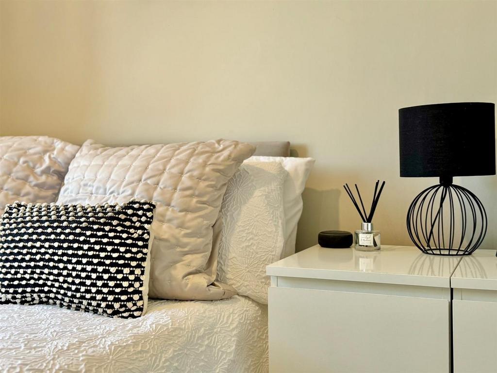 Bedroom 2 (4).jpg