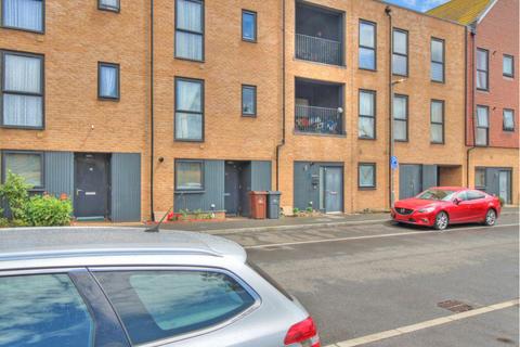 1 bedroom maisonette to rent, Fullerton Avenue, Dagenham, Essex, RM8