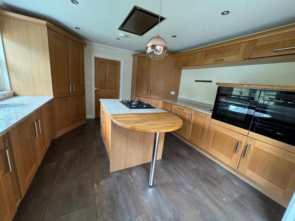 Kitchen 2.jpg