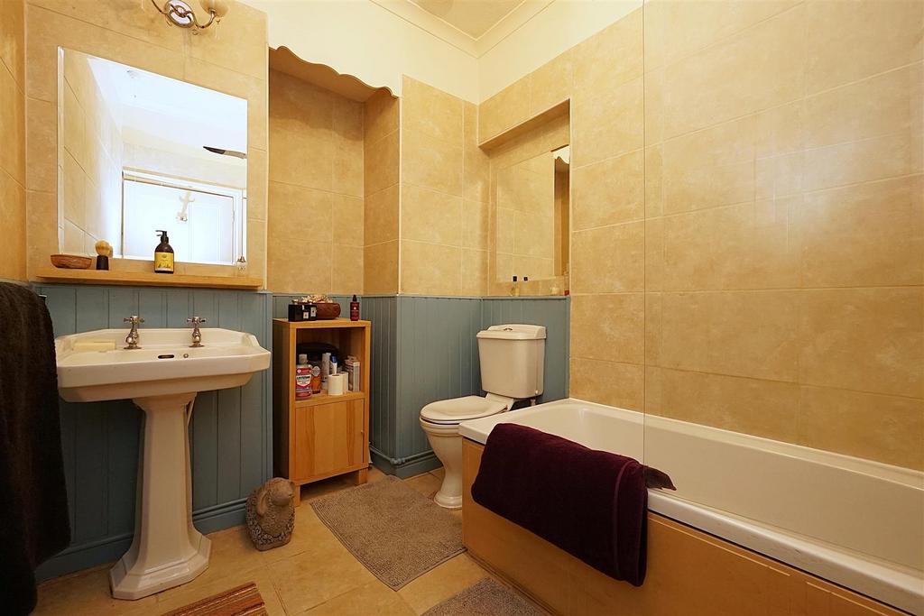 Bathroom (First Floor)