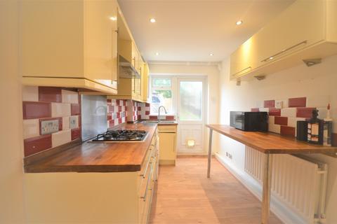 2 bedroom maisonette to rent, Gainsborough Road, IG8 8EE