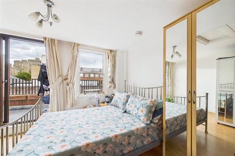 Studio to rent, Market Street, Windsor, Berkshire, SL4