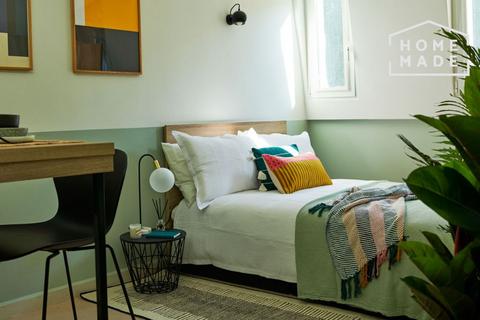 Studio to rent, Courland Grove, SW8