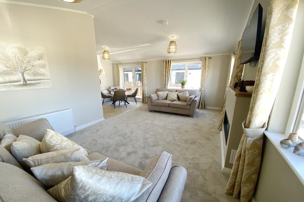 Lounge/Dining Rm