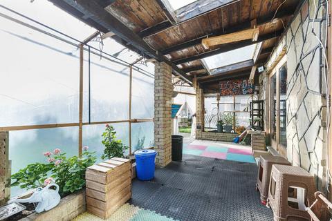 4 bedroom detached house to rent, The Vale, London NW11