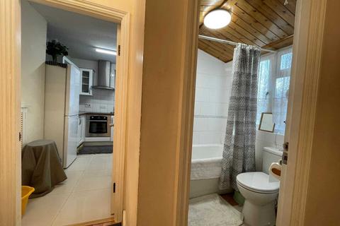 2 bedroom flat to rent, Church Road, Hendon