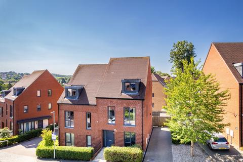 30 Cane Hill Drive, Coulsdon, CR5 3FR