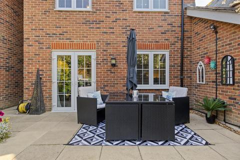 undefined, Trafalgar Rise, Clanfield, Hampshire