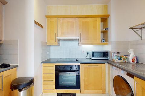 2 bedroom flat to rent, Gerry Raffles Square