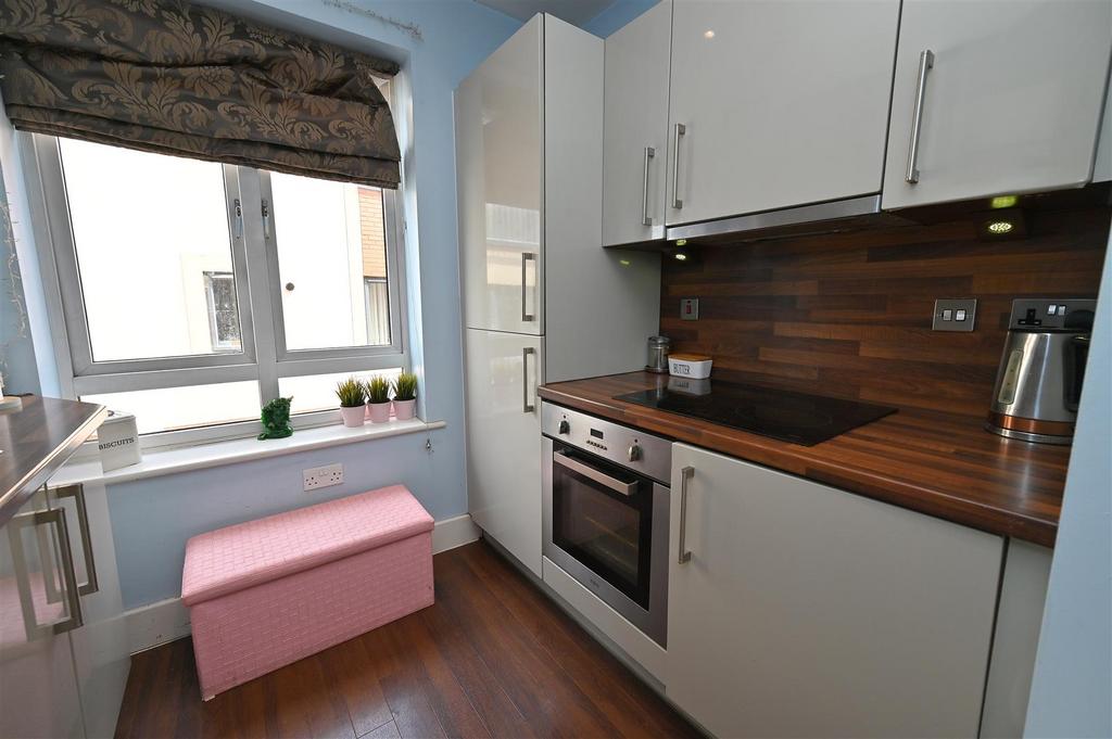 Kitchen2.JPG