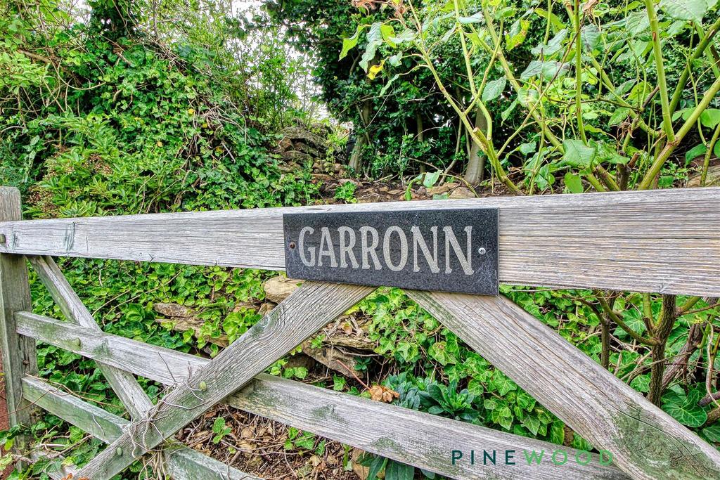 Gate/sign