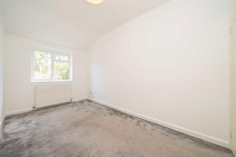 undefined, Broad Lane, Hampton TW12