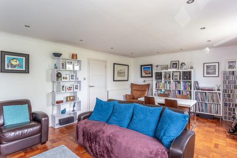 3/4 Silverknowes Road, Edinburgh, EH4 5NX