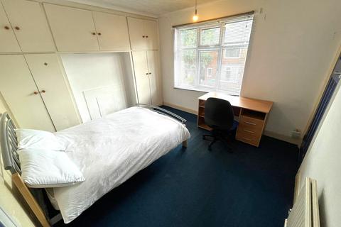 1 bedroom in a house share to rent, Ednaston Road, Dunkirk, Nottingham NG7