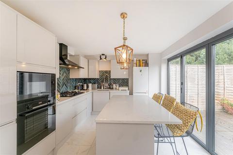 20 Acorn Close, Enfield, EN2 8LX