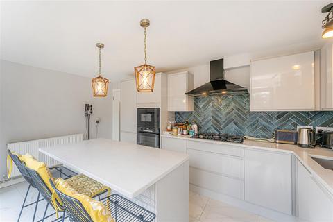 20 Acorn Close, Enfield, EN2 8LX
