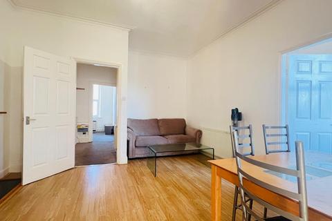 3 bedroom flat to rent, Saltwell Road, Gateshead NE8