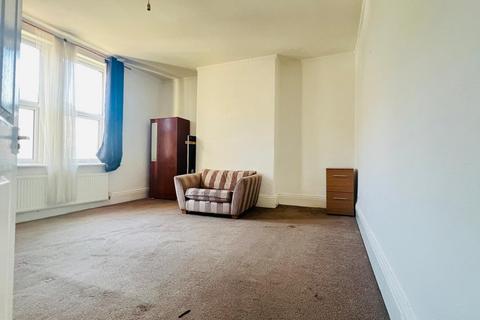 3 bedroom flat to rent, Saltwell Road, Gateshead NE8