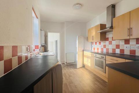 3 bedroom flat to rent, Saltwell Road, Gateshead NE8
