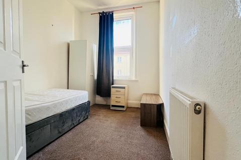 3 bedroom flat to rent, Saltwell Road, Gateshead NE8