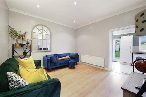 3 bedroom semi-detached house for sale, Woodville Road, London CR7