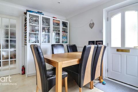 3 bedroom terraced house for sale, Mcintyre Walk, Bury St Edmunds