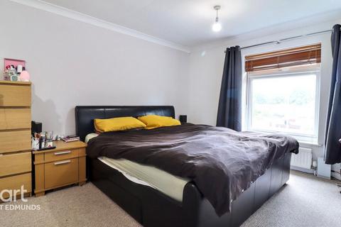 3 bedroom terraced house for sale, Mcintyre Walk, Bury St Edmunds