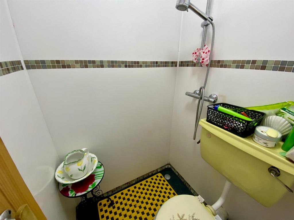 Wet room shower-wc in annexe in lower ground floor