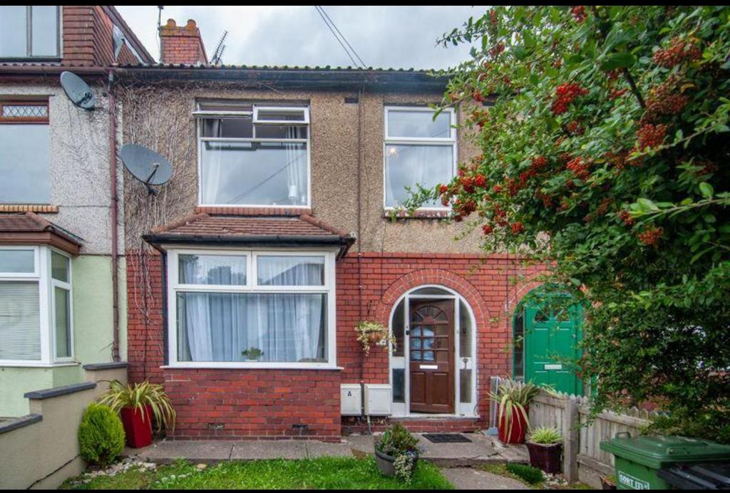 Charming terraced house with a welcoming front ...