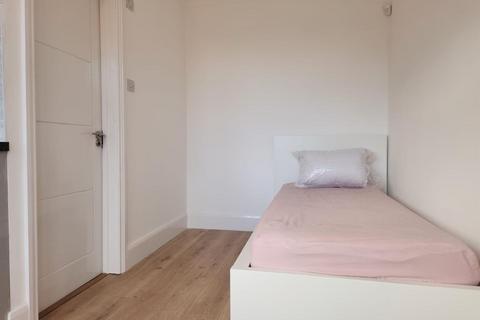 Studio to rent, Pasteur Gardens, Edmonton