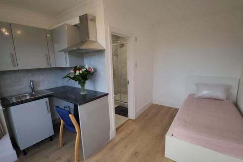 Studio to rent, Pasteur Gardens, Edmonton