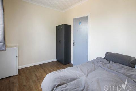 1 bedroom in a house share to rent, Regina Road, Southall, Middlesex