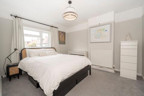15 Acacia Avenue, Brentford, TW8 8NR