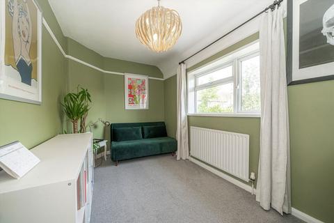 15 Acacia Avenue, Brentford, TW8 8NR